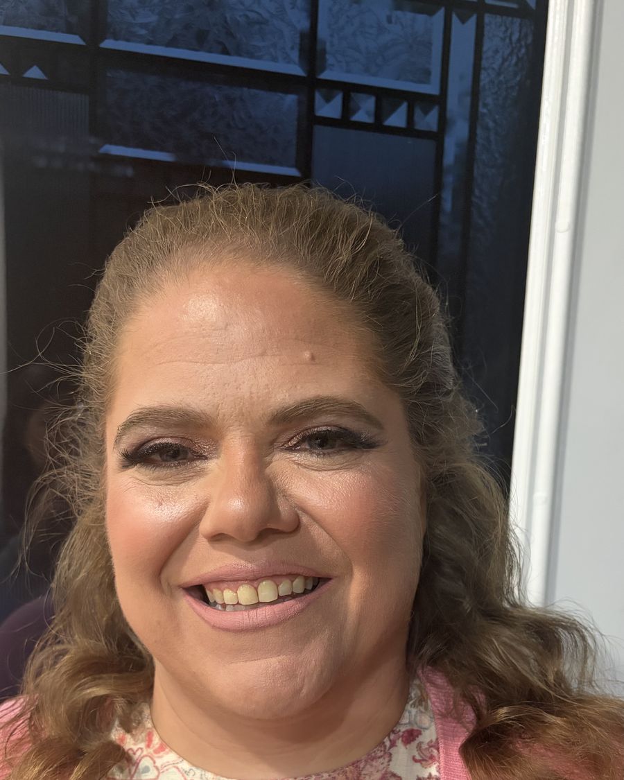 Warm everyday glam with a soft curl